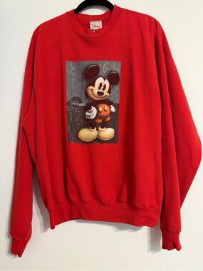 Disney Men's Red Mickey Graphic Sweatshirt - VNTG